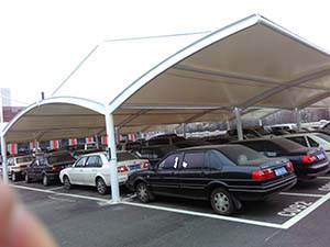 鋼<font color='red'>膜結(jié)構(gòu)車棚</font>特點(diǎn)，怪不得越來(lái)越多人選擇！(圖文)