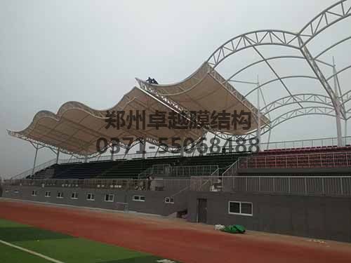 安裝膜結(jié)構(gòu)具有一定危險(xiǎn)性，需做好安全措施